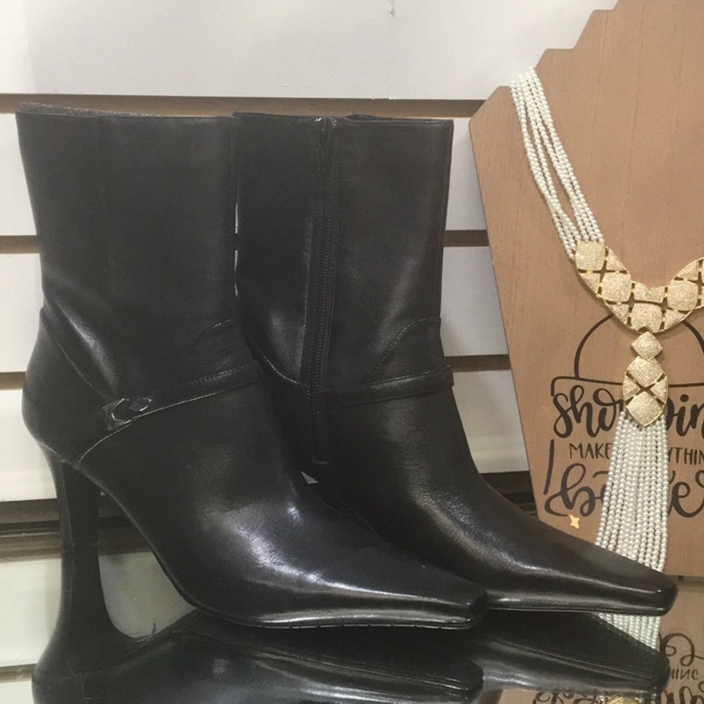 Covington NWT 8 1/2 Jolie boots, black with buckle